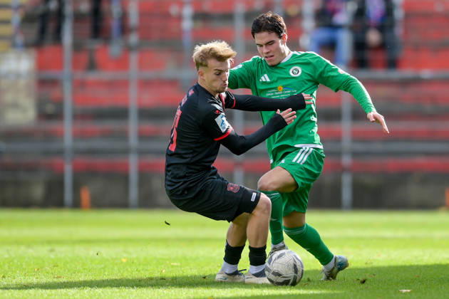 From left: Andy Breuer (Unterhaching), 26; Leon Stauber (Ansbach), 27; in a one-on-one battle, duel, tackle, dynamic, action, 24 10 2026, Unterhaching, Germany, soccer, Bavarian Regional League, SpVgg Unterhaching vs. SpVgg Ansbach xslx