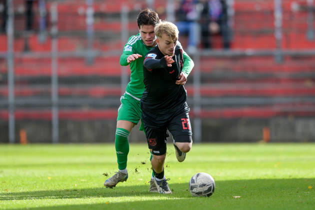 From left: Leon Stauber (Ansbach), 27; Andy Breuer (Unterhaching), 26; in a one-on-one battle, duel, tackle, dynamic, action, 24 10 2026, Unterhaching, Germany, soccer, Bavarian Regional League, SpVgg Unterhaching vs. SpVgg Ansbach xslx