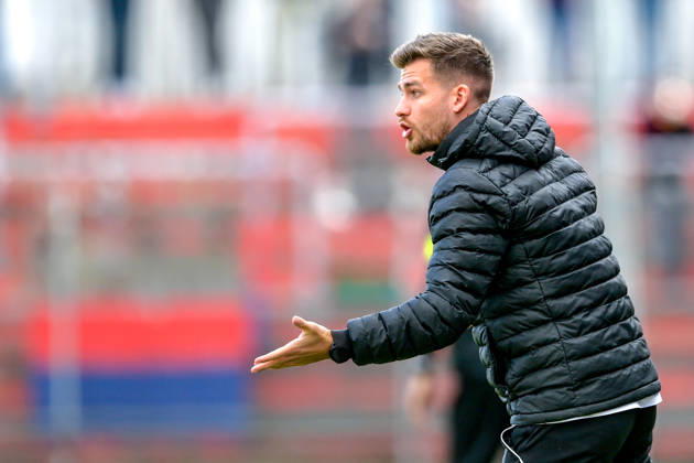 Niklas Reutelhuber Ansbach gives instructions, gesticulates, waves his arms, gives instructions, gesticulates, cutout, single frame, action, 24 10 2026, Unterhaching, Germany, soccer, Bavarian Regional League, SpVgg Unterhaching vs. SpVgg Ansbach xslx