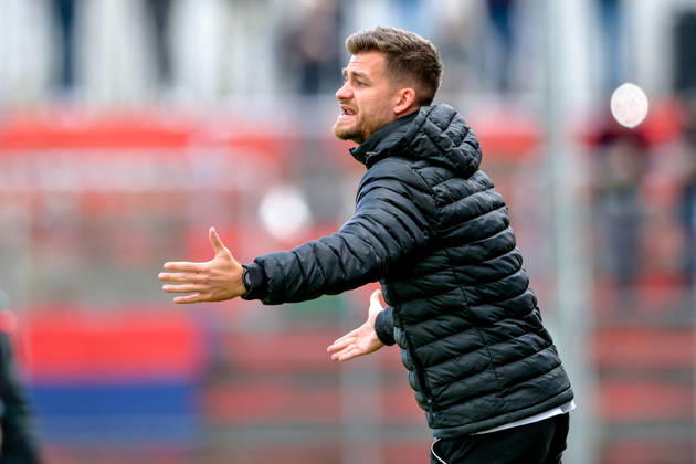 Niklas Reutelhuber Ansbach gives instructions, gesticulates, waves his arms, gives instructions, gesticulates, cutout, single frame, action, 24 10 2026, Unterhaching, Germany, soccer, Bavarian Regional League, SpVgg Unterhaching vs. SpVgg Ansbach xslx