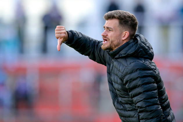 Coach Niklas Reutelhuber of Ansbach gives a thumbs-down, gives instructions, gestures with his arms, single frame, action, October 24, 2026, Unterhaching, Germany, soccer, Bavarian Regional League, SpVgg Unterhaching vs. SpVgg Ansbach xslx