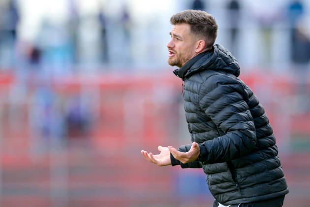 Coach Niklas Reutelhuber of Ansbach looks perplexed, gives instructions, gestures with his arms, single frame, action, October 24, 2026, Unterhaching, Germany, soccer, Bavarian Regional League, SpVgg Unterhaching vs. SpVgg Ansbach xslx