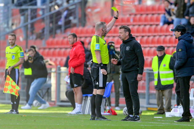 Referee Stefan Treiber shows Unterhaching coach Holger Seitz a yellow card, 24 October 2026, Unterhaching, Germany, soccer, Bavarian Regional League, SpVgg Unterhaching vs. SpVgg Ansbach xslx