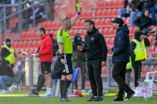 Referee Stefan Treiber shows Unterhaching coach Holger Seitz a yellow card, 24 October 2026, Unterhaching, Germany, soccer, Bavarian Regional League, SpVgg Unterhaching vs. SpVgg Ansbach xslx