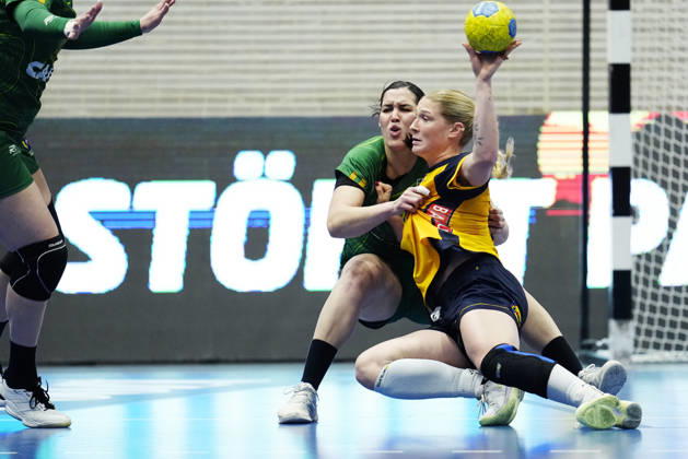 JÖNKÖPING, SWEDEN 20261024 Sweden s Emma Wahlström and Brazil s Jhennifer Lopes during Saturday s women s international handball match between Sweden and Brazil at Idrottshuset, JÖNKÖPING, SWEDEN x9200x  Copyright: xBjörnxLarssonxRosvall TTx HANDBOLL DAMER SVERIGE - BRASILIEN