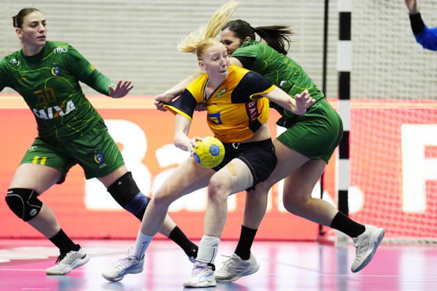 JÖNKÖPING, SWEDEN 20261024 Sweden s Tyra Axnär scores during Saturday s women s handball international match between Sweden and Brazil at the Sports Hall in JÖNKÖPING, SWEDEN x9200x  Copyright: xBjörnxLarssonxRosvall TTx HANDBALL WOMEN SWEDEN - BRAZIL