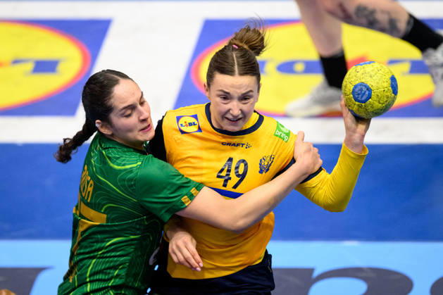 Handball, International Friendly, Sweden vs. Brazil, October 24, 2024: Kelly Rosa of Brazil and Olivia Löfqvist of Sweden during the international friendly handball match between Sweden and Brazil on October 24, 2026 in Jönköping. Photo by Carl Sandin, BILDBYRÅN, code CS CS0996: handball, Swedish national handball team, Sweden, Brazil, women s handball  Copyright: CARLxSANDIN BB261024CS034