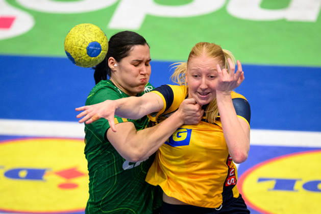 Handball, International Friendly, Sweden vs. Brazil, October 24, 2024: Marcela Arouinian of Brazil and Tyra Axnér of Sweden during the international friendly handball match between Sweden and Brazil on October 24, 2026 in Jönköping. Photo by Carl Sandin, BILDBYRÅN, code CS CS0996: handball, Swedish national handball team, Sweden, Brazil, women s handball  Copyright: CARLxSANDIN BB261024CS035