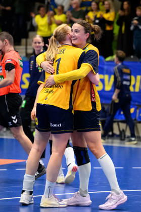 Handball, International Friendly, Sweden vs. Brazil, October 24, 2024: Tyra Axnér and Olivia Löfqvist of Sweden celebrate after the international friendly handball match between Sweden and Brazil on October 24, 2026 in Jönköping. Photo by Carl Sandin, BILDBYRÅN, code CS CS0996: handball, Swedish national handball team, Sweden, Brazil, women s handball, celebration  Copyright: CARLxSANDIN BB261024CS044
