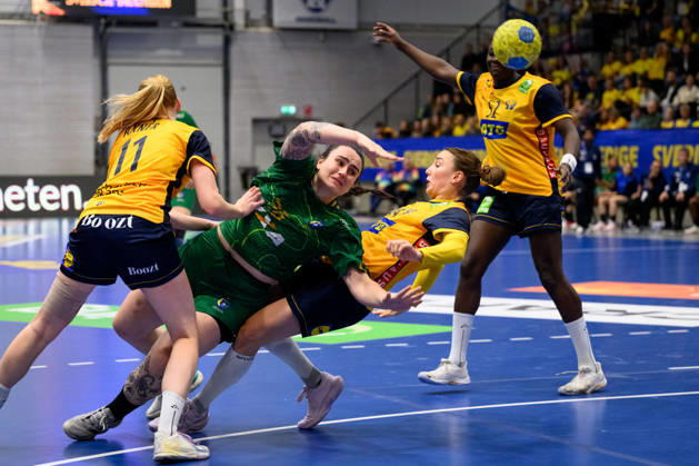 Handball, International Friendly, Sweden vs. Brazil, October 24, 2024: Marcela Arouinian of Brazil and Olivia Löfqvist of Sweden during the international friendly handball match between Sweden and Brazil on October 24, 2026 in Jönköping. Photo by Carl Sandin, BILDBYRÅN, code CS CS0996. handball, Swedish national handball team, Sweden, Brazil, women s handball  Copyright: CARLxSANDIN BB261024CS049