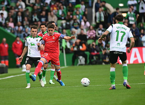ESP LaLiga EA Sports: Racing Santander vs. RCD Espanyol — Inigo Vicente of Racing and Alex Calatrava of Espanyol during the LaLiga EA Sports match between Racing Santander and RCD Espanyol, played at Campos de Sport de El Sardinero Stadium in Cantabria on October 24, 2026, in Spain — Spain Soccer Copyright: xAgenciaxLOFx