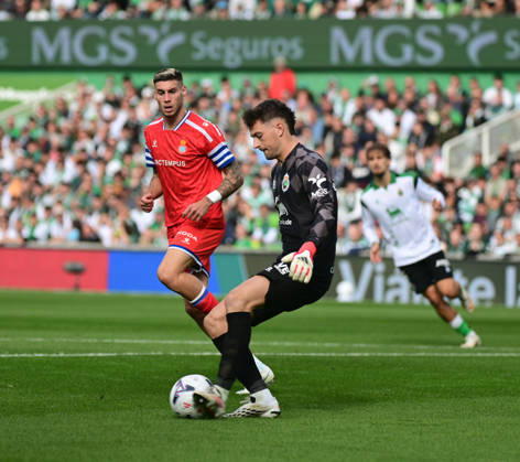 ESP LaLiga EA Sports: Racing Santander vs. RCD Espanyol — Julen Agirrezabala of Racing Santander during the LaLiga EA Sports match between Racing Santander and RCD Espanyol, played at Campos de Sport de El Sardinero Stadium in Cantabria on October 24, 2026, in Spain — Spanish Soccer Copyright: xAgenciaxLOFx