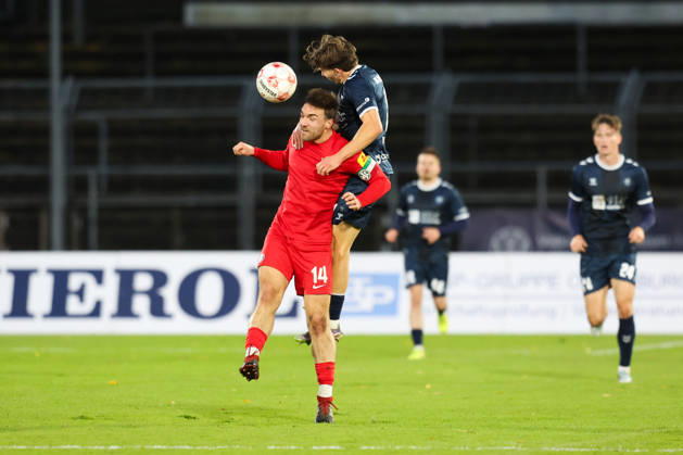 October 24, 2026, Soccer, Men s, Regionalliga Nord, Matchday 15, VfB Oldenburg vs. HSC Hannover; Nelio Hemberger (blue, No. 14) of VfB Oldenburg in a header duel with Marcel Langer (No. 14) of HSC Hannover