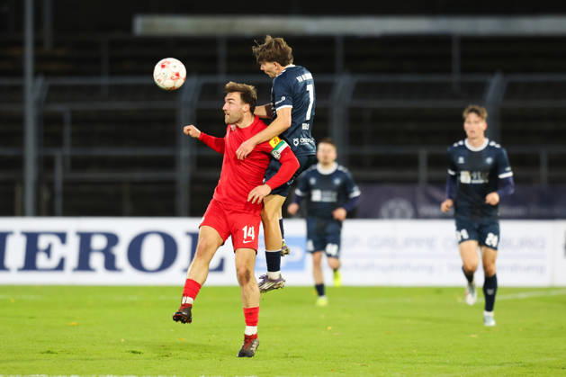 October 24, 2026, Soccer, Men s, Regionalliga Nord, Matchday 15, VfB Oldenburg vs. HSC Hannover; Nelio Hemberger (blue, No. 14) of VfB Oldenburg in a header duel with Marcel Langer (No. 14) of HSC Hannover