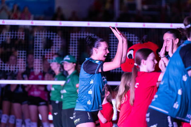Pictured: Players entering the court—Lena Kindermann 13, Dresdner SC 24, October 10, 2026; Dresdner SC Binder Blaubären vs. TSV Flacht; DEKRA 1 Bundesliga Women; Volleyball; Germany; Dresden; Cyberport Arena Copyright: HMBxMedia xEtiennexSchlick