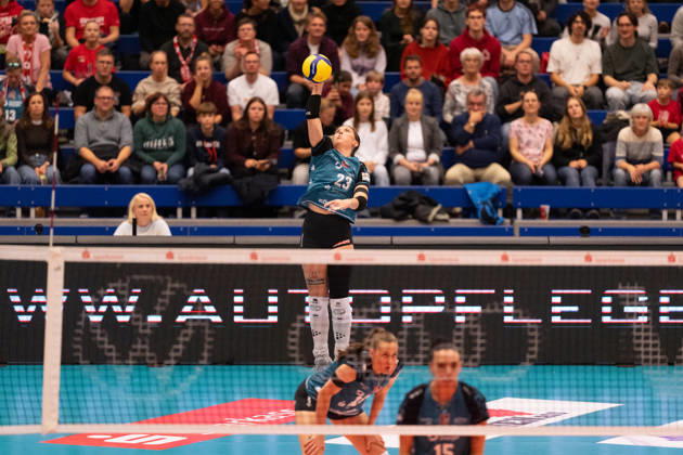 Pictured: Mackenzie Foley, 23, serving; Dresdner SC, October 24, 2026; Dresdner SC Binder Blaubären vs. TSV Flacht; DEKRA 1 Bundesliga Women; Volleyball; Germany; Dresden; Cyberport Arena Copyright: HMBxMedia xEtiennexSchlick
