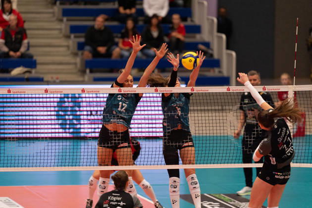 In the photo: Block by 712 and Morgan Geddes 16, Dresdner SC 24 10 2026, Dresdner SC Binder Blaubären TSV Flacht, DEKRA 1 Bundesliga Women, Volleyball, Germany, Dresden, Cyberport Arena Copyright: HMBxMedia xEtiennexSchlick