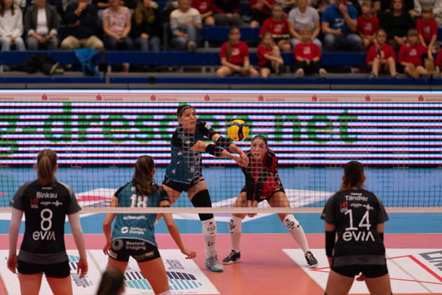 Pictured: Mackenzie Foley 23 receiving the ball, Dresdner SC, April 10, 2026, Dresdner SC Binder Blaubären vs. TSV Flacht, DEKRA 1 Bundesliga Women, Volleyball, Germany, Dresden, Cyberport Arena Copyright: HMBxMedia xEtiennexSchlick