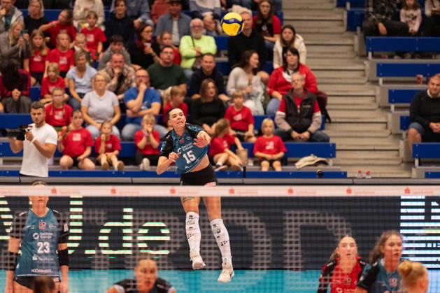 Pictured: Maia Dvoracek (15) serving, Dresdner SC, October 24, 2026; Dresdner SC Binder Blaubären vs. TSV Flacht, DEKRA 1 Bundesliga Women, Volleyball, Germany, Dresden, Cyberport Arena Copyright: HMBxMedia xEtiennexSchlick