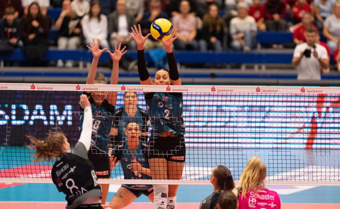 Pictured: Successful block by Raeven Chase 2, Dresdner SC, and Sarah Straube 18, Dresdner SC, on October 24, 2026; Dresdner SC Binder Blaubären vs. TSV Flacht, DEKRA 1 Bundesliga Women, Volleyball, Germany, Dresden, Cyberport Arena Copyright: HMBxMedia xEtiennexSchlick