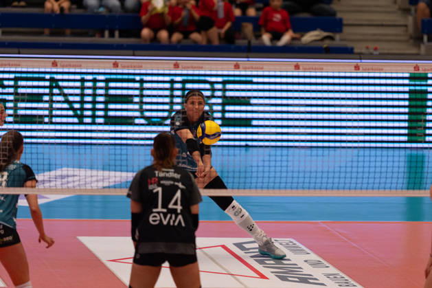 Pictured: Mackenzie Foley 23 receiving the ball, Dresdner SC 24, October 10, 2026, Dresdner SC Binder Blaubären vs. TSV Flacht, DEKRA 1 Bundesliga Women, Volleyball, Germany, Dresden, Cyberport Arena Copyright: HMBxMedia xEtiennexSchlick