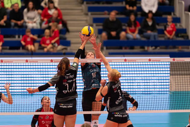 Pictured: Block by Morgan Geddes 16, Dresdner SC 24, October 10, 2026, Dresdner SC Binder Blaubären vs. TSV Flacht, DEKRA 1 Bundesliga Women, Volleyball, Germany, Dresden, Cyberport Arena Copyright: HMBxMedia xEtiennexSchlick