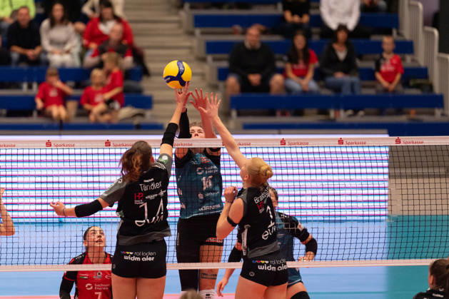 Pictured: Attack over the net—Anni Tändler 14, Binder Blaubären TSV Flacht, and Gesa Brandstrup 1, Binder Blaubären TSV Flacht, October 24, 2026, Dresdner SC Binder Blaubären TSV Flacht, DEKRA 1 Bundesliga Women, Volleyball, Germany, Dresden, Cyberport Arena Copyright: HMBxMedia xEtiennexSchlick