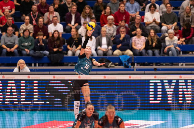 Pictured: Morgan Geddes serving, 16, Dresdner SC 24, October 10, 2026, Dresdner SC Binder Blaubären vs. TSV Flacht, DEKRA 1 Bundesliga Women, Volleyball, Germany, Dresden, Cyberport Arena Copyright: HMBxMedia xEtiennexSchlick
