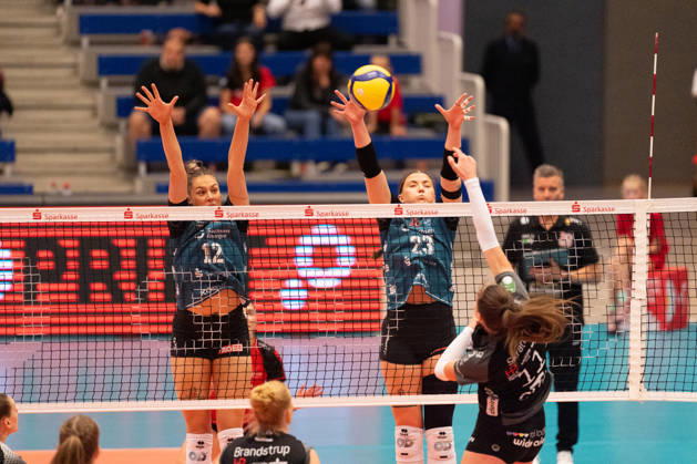 Pictured: Block by Mette Marleen Pfeffer (12), Dresdner SC, and Mackenzie Foley (23), Dresdner SC, on October 24, 2026, Dresdner SC Binder Blaubären vs. TSV Flacht, DEKRA 1 Bundesliga Women, Volleyball, Germany, Dresden, Cyberport Arena Copyright: HMBxMedia xEtiennexSchlick