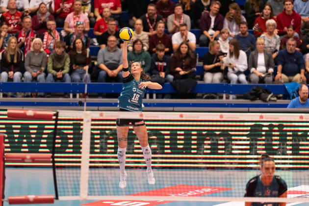 Pictured: Sarah Straube, 18, Dresdner SC, attacking, October 24, 2026; Dresdner SC Binder Blaubären vs. TSV Flacht; DEKRA 1 Bundesliga Women; Volleyball; Germany; Dresden; Cyberport Arena Copyright: HMBxMedia xEtiennexSchlick