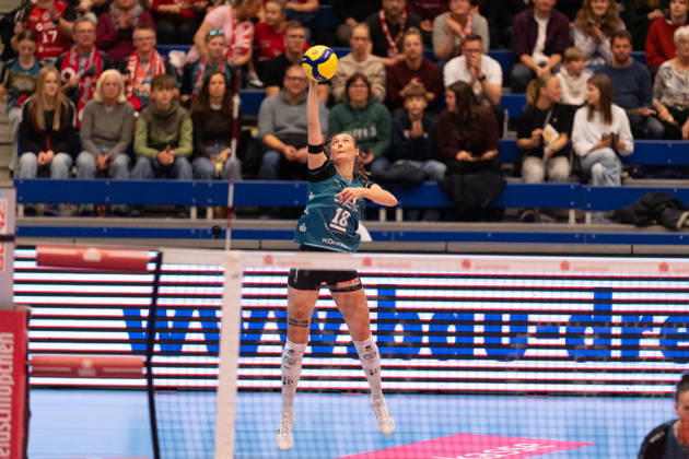 Pictured: Sarah Straube, 18, serving; Dresdner SC, April 10, 2026; Dresdner SC Binder Blaubären vs. TSV Flacht; DEKRA 1 Bundesliga Women; Volleyball; Germany; Dresden; Cyberport Arena Copyright: HMBxMedia xEtiennexSchlick