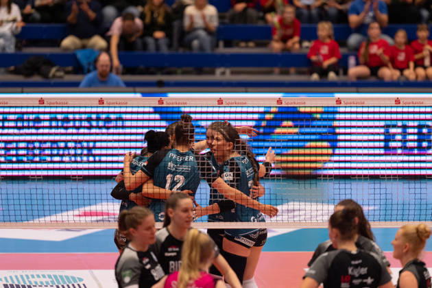 Pictured: Team huddle after the match between Dresdner SC 24 and 10 2026, Dresdner SC Binder Blaubären and TSV Flacht, DEKRA 1 Bundesliga Women, Volleyball, Germany, Dresden, Cyberport Arena Copyright: HMBxMedia xEtiennexSchlick