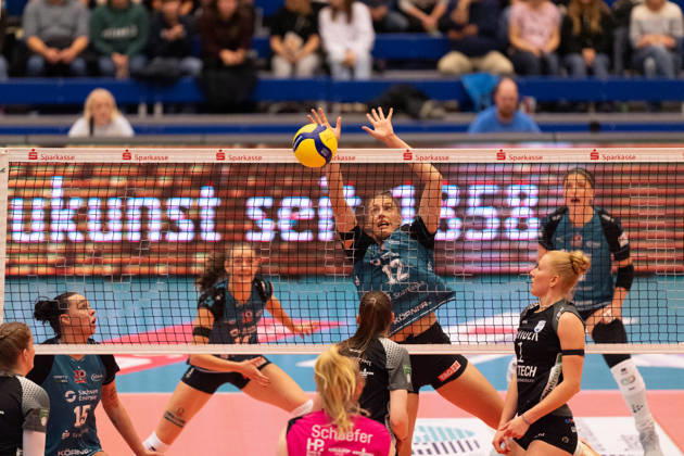 In the photo: Block by Mette Marleen Pfeffer, 12, Dresdner SC, October 24, 2026; Dresdner SC Binder Blaubären vs. TSV Flacht, DEKRA 1 Bundesliga Women, Volleyball, Germany, Dresden, Cyberport Arena Copyright: HMBxMedia xEtiennexSchlick