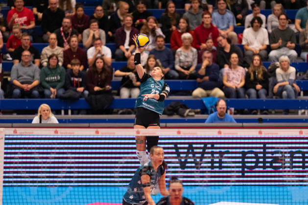Pictured: Mackenzie Foley, 23, serving; Dresdner SC, October 24, 2026; Dresdner SC Binder Blaubären vs. TSV Flacht; DEKRA 1 Bundesliga Women; Volleyball; Germany; Dresden; Cyberport Arena Copyright: HMBxMedia xEtiennexSchlick