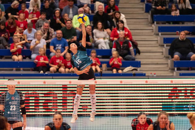 Pictured: Maia Dvoracek, 15, serving; Dresdner SC, October 24, 2026; Dresdner SC Binder Blaubären vs. TSV Flacht; DEKRA 1 Bundesliga Women; Volleyball; Germany; Dresden; Cyberport Arena Copyright: HMBxMedia xEtiennexSchlick