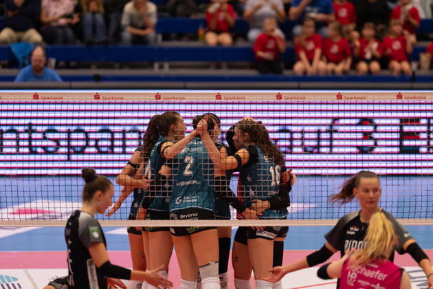 Pictured: Dresdner SC team huddle, October 24, 2026; Dresdner SC Binder Blaubären vs. TSV Flacht; DEKRA 1 Bundesliga Women; Volleyball; Germany; Dresden; Cyberport Arena Copyright: HMBxMedia xEtiennexSchlick