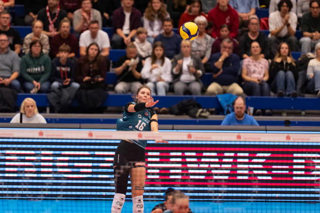 Pictured: Morgan Geddes, 16, serving; Dresdner SC, October 24, 2026; Dresdner SC Binder Blaubären vs. TSV Flacht; DEKRA 1 Bundesliga Women; Volleyball; Germany; Dresden; Cyberport Arena Copyright: HMBxMedia xEtiennexSchlick