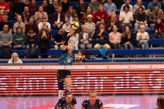 Pictured: Morgan Geddes serving, 16, Dresdner SC 24, October 10, 2026, Dresdner SC Binder Blaubären vs. TSV Flacht, DEKRA 1 Bundesliga Women, Volleyball, Germany, Dresden, Cyberport Arena Copyright: HMBxMedia xEtiennexSchlick