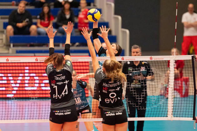 In the photo: Block by Anni Tändler 14, Binder Blaubären TSV Flacht 24, October 10, 2026, Dresdner SC Binder Blaubären TSV Flacht, DEKRA 1 Bundesliga Women, Volleyball, Germany, Dresden, Cyberport Arena Copyright: HMBxMedia xEtiennexSchlick