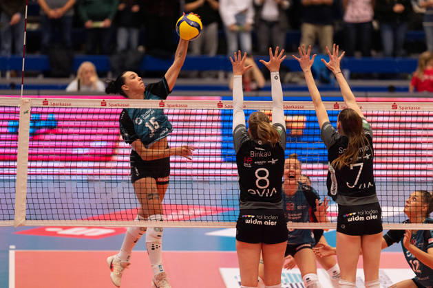 Pictured: Attack by Maia Dvoracek, 15, Dresdner SC, April 10, 2026; Dresdner SC Binder Blaubären vs. TSV Flacht; DEKRA 1 Bundesliga Women; Volleyball; Germany; Dresden; Cyberport Arena Copyright: HMBxMedia xEtiennexSchlick