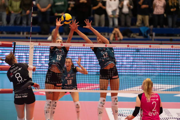 In the photo: Block by 715 and Mette Marleen Pfeffer 12, Dresdner SC 24 10 2026, Dresdner SC Binder Blaubären vs. TSV Flacht, DEKRA 1 Bundesliga Women, Volleyball, Germany, Dresden, Cyberport Arena Copyright: HMBxMedia xEtiennexSchlick