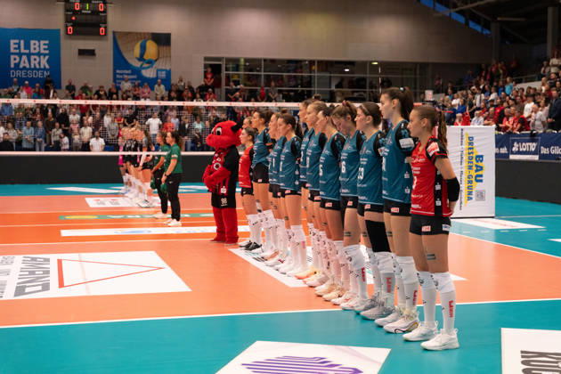 Pictured: Dresdner SC lineup, October 24, 2026; Dresdner SC Binder Blaubären vs. TSV Flacht; DEKRA 1 Bundesliga Women; Volleyball; Germany; Dresden; Cyberport Arena Copyright: HMBxMedia xEtiennexSchlick