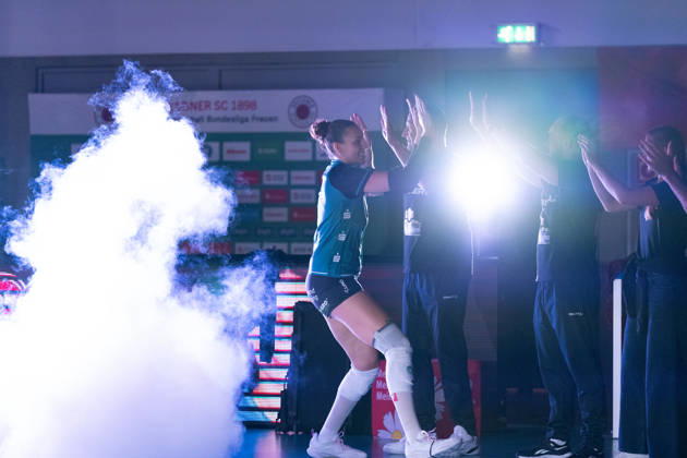 Pictured: Players entering the court for Raeven Chase 2 vs. Dresdner SC, October 24, 2026; Dresdner SC Binder Blaubären vs. TSV Flacht; DEKRA 1 Bundesliga Women; Volleyball; Germany; Dresden; Cyberport Arena Copyright: HMBxMedia xEtiennexSchlick