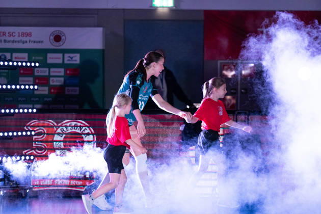 Pictured: Rylen Reid (11) entering the court, Dresdner SC vs. 24 10 2026, Dresdner SC Binder Blaubären vs. TSV Flacht, DEKRA 1 Bundesliga Women, Volleyball, Germany, Dresden, Cyberport Arena Copyright: HMBxMedia xEtiennexSchlick