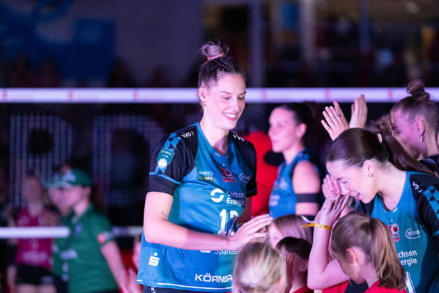 Pictured: Players entering the court—Mette Marleen Pfeffer 12, Dresdner SC 24, October 10, 2026; Dresdner SC Binder Blaubären vs. TSV Flacht; DEKRA 1 Bundesliga Women; Volleyball; Germany; Dresden; Cyberport Arena Copyright: HMBxMedia xEtiennexSchlick