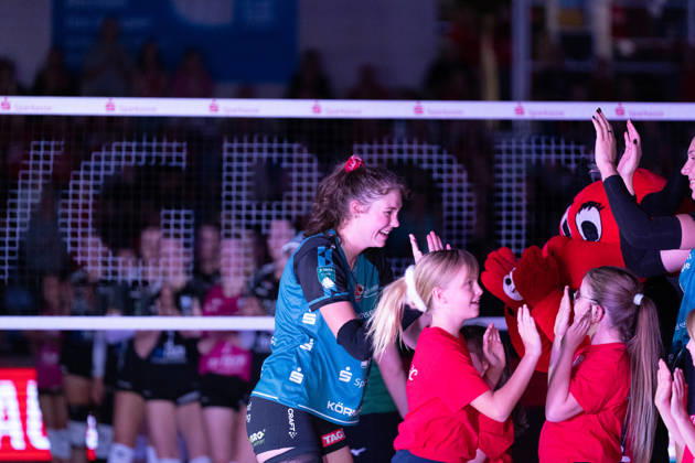 Pictured: Players entering the court—Morgan Geddes 16, Dresdner SC 24, October 10, 2026; Dresdner SC Binder Blaubären vs. TSV Flacht; DEKRA 1 Bundesliga Women; Volleyball; Germany; Dresden; Cyberport Arena Copyright: HMBxMedia xEtiennexSchlick
