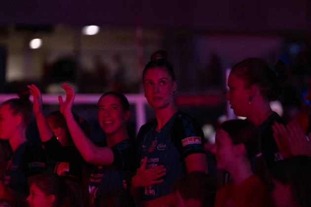 Pictured: Players entering the court—Mette Marleen Pfeffer 12, Dresdner SC 24, October 10, 2026; Dresdner SC Binder Blaubären vs. TSV Flacht; DEKRA 1 Bundesliga Women; Volleyball; Germany; Dresden; Cyberport Arena Copyright: HMBxMedia xEtiennexSchlick