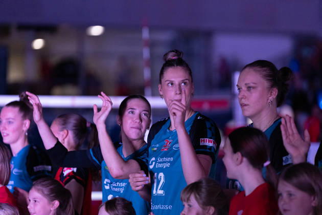 Pictured: Players entering the court—Mette Marleen Pfeffer 12, Dresdner SC 24, October 10, 2026; Dresdner SC Binder Blaubären vs. TSV Flacht; DEKRA 1 Bundesliga Women; Volleyball; Germany; Dresden; Cyberport Arena Copyright: HMBxMedia xEtiennexSchlick