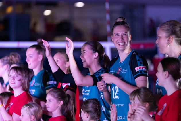Pictured: Players entering the court—Mette Marleen Pfeffer 12, Dresdner SC 24, October 10, 2026; Dresdner SC Binder Blaubären vs. TSV Flacht; DEKRA 1 Bundesliga Women; Volleyball; Germany; Dresden; Cyberport Arena Copyright: HMBxMedia xEtiennexSchlick