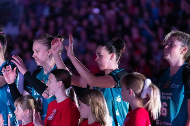 Pictured, from left: Lena Kindermann, 13, Dresdner SC; Maia Dvoracek, 15, Dresdner SC; Morgan Geddes, 16, Dresdner SC; October 24, 2026, Dresdner SC Binder Blaubären TSV Flacht, DEKRA 1st Bundesliga Women, Volleyball, Germany, Dresden, Cyberport Arena Copyright: HMBxMedia xEtiennexSchlick